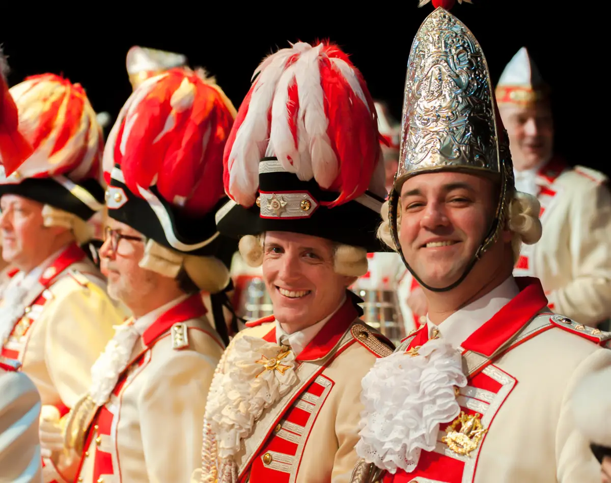 Gardisten der Prinzen-Garde Köln mit Goldhelmen