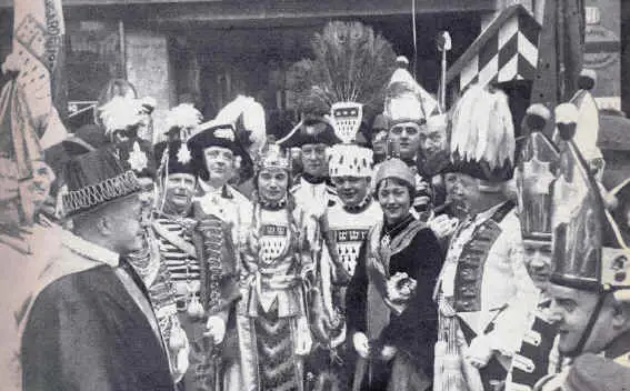 Präsident Thomas Liessem mit Bauer und Jungfrau in der Session 1935