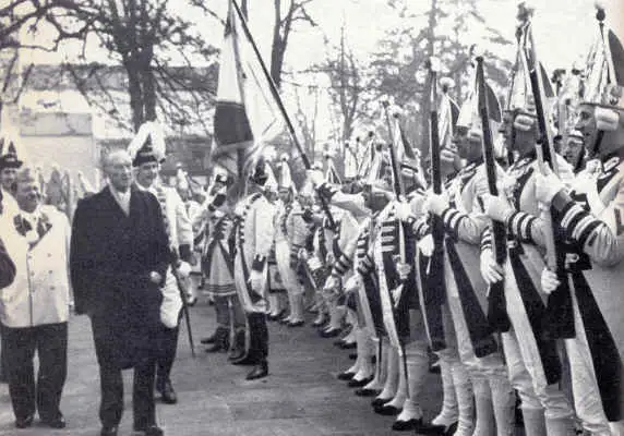 Die Prinzen-Garde Köln bei Bundeskanzler Konrad Adenauer in der Session 1964.