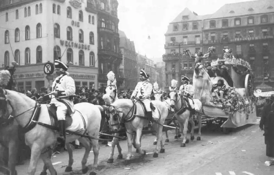 Die Prinzen-Garde begleitet Prinz Karneval Fritz Riese im Rosenmontagszug 1936