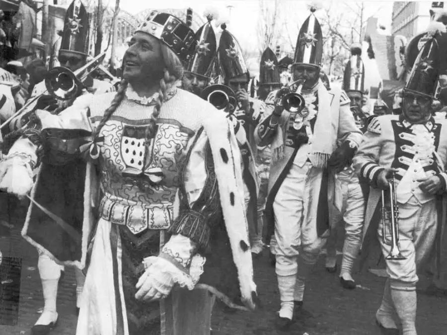 Hans Becker als Kölner Jungfrau Johanna im Rosenmontagszug 1968. Ein Jahr später wurde er Präsident der Prinzen-Garde!
